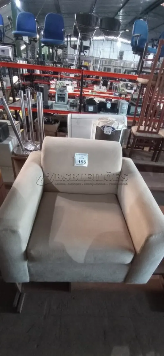 LOTE 155 - 01 POLTRONA NA COR BEGE. (NO ESTADO) ATENÇÃO! FAZER A VISITAÇÃO ANTES DE ARREMATAR, NÃO SABEMOS SE FUNCIONA, LEILÃO NÃO TEM GARANTIA E NEM DEVOLUÇÃO, SUJEITO A POSSÍVEIS AVARIAS VISÍVEIS/OCULTAS E/OU AUSÊNCIA DE COMPONENTES.