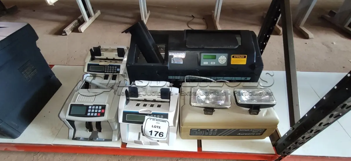 LOTE 176 - 03 MÁQUINAS DE CONTAR CÉDULAS, 01 MÁQUINA DE CONTAR DINHEIRO E 01 LUMINÁRIA DE EMERGÊNCIA MARCA AUREONLUX. (NO ESTADO) ATENÇÃO! FAZER A VISITAÇÃO ANTES DE ARREMATAR, NÃO SABEMOS SE FUNCIONA, LEILÃO NÃO TEM GARANTIA E NEM DEVOLUÇÃO, SUJEITO A POSSÍVEIS AVARIAS VISÍVEIS/OCULTAS E/OU AUSÊNCIA DE COMPONENTES.