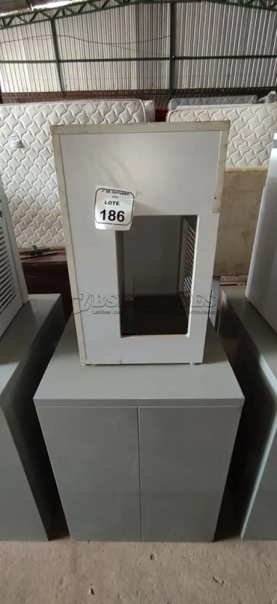 LOTE 186 - 01 ARQUIVO BAIXO DE AÇO COM 05 GAVETAS E 01 ARMÁRIO BAIXO COM 01 GAVETA E SUPORTE PARA CPU. (NO ESTADO) ATENÇÃO! FAZER A VISITAÇÃO ANTES DE ARREMATAR, NÃO SABEMOS SE FUNCIONA, LEILÃO NÃO TEM GARANTIA E NEM DEVOLUÇÃO, SUJEITO A POSSÍVEIS AVARIAS VISÍVEIS/OCULTAS E/OU AUSÊNCIA DE COMPONENTES.