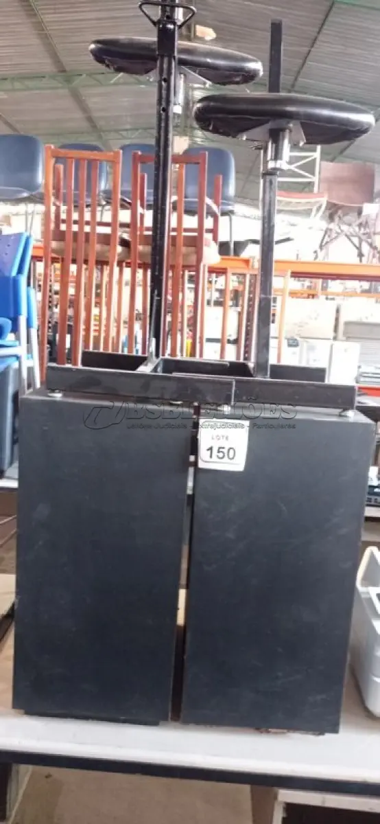 LOTE 150 - 02 MÓVEIS DE APOIO NA COR PRETA E 02 BANCOS COM ASSENTO REGULÁVEL. (NO ESTADO) ATENÇÃO! FAZER A VISITAÇÃO ANTES DE ARREMATAR, NÃO SABEMOS SE FUNCIONA, LEILÃO NÃO TEM GARANTIA E NEM DEVOLUÇÃO, SUJEITO A POSSÍVEIS AVARIAS VISÍVEIS/OCULTAS E/OU AUSÊNCIA DE COMPONENTES.