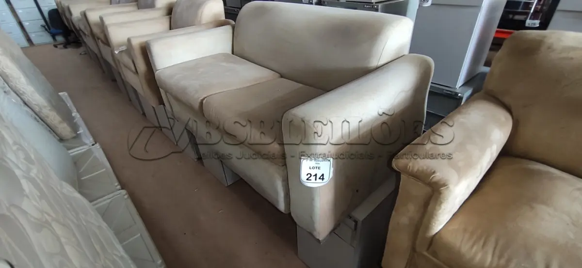 LOTE 214 - 01 SOFÁ DE 02 LUGARES E 02 ARMÁRIOS BAIXOS COM 01 GAVETA E SUPORTE PARA CPU. (NO ESTADO) ATENÇÃO! FAZER A VISITAÇÃO ANTES DE ARREMATAR, NÃO SABEMOS SE FUNCIONA, LEILÃO NÃO TEM GARANTIA E NEM DEVOLUÇÃO, SUJEITO A POSSÍVEIS AVARIAS VISÍVEIS/OCULTAS E/OU AUSÊNCIA DE COMPONENTES.