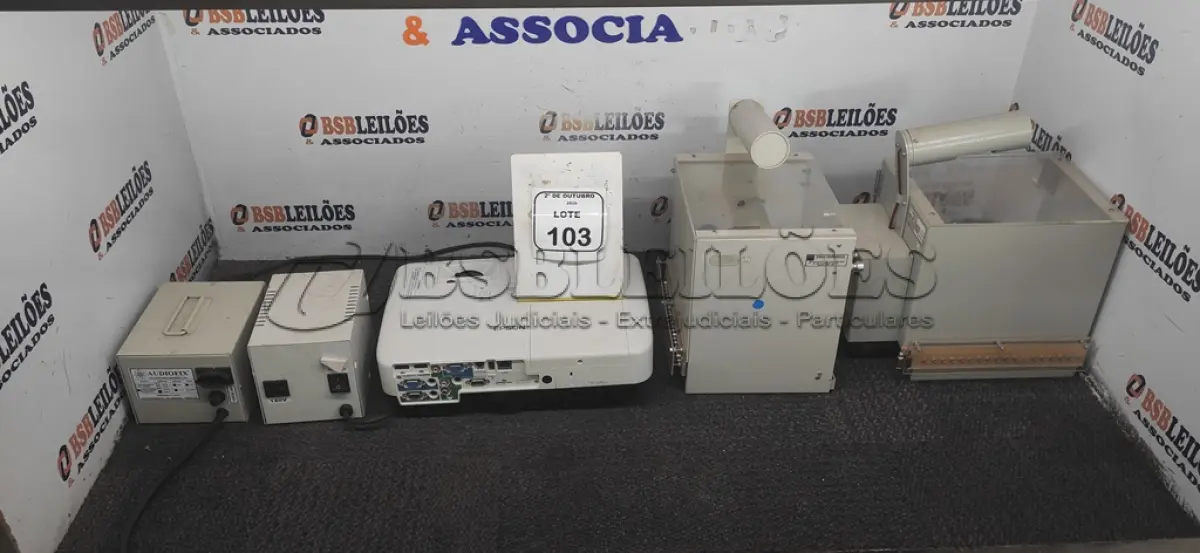 LOTE 103 - 02 CAIXAS DE CONDICIONAMENTO ANIMAL, 01 PROJETOR MARCA EPSON E 02 TRANSFORMADORES. (NO ESTADO) ATENÇÃO! FAZER A VISITAÇÃO ANTES DE ARREMATAR, NÃO SABEMOS SE FUNCIONA, LEILÃO NÃO TEM GARANTIA E NEM DEVOLUÇÃO, SUJEITO A POSSÍVEIS AVARIAS VISÍVEIS/OCULTAS E/OU AUSÊNCIA DE COMPONENTES.