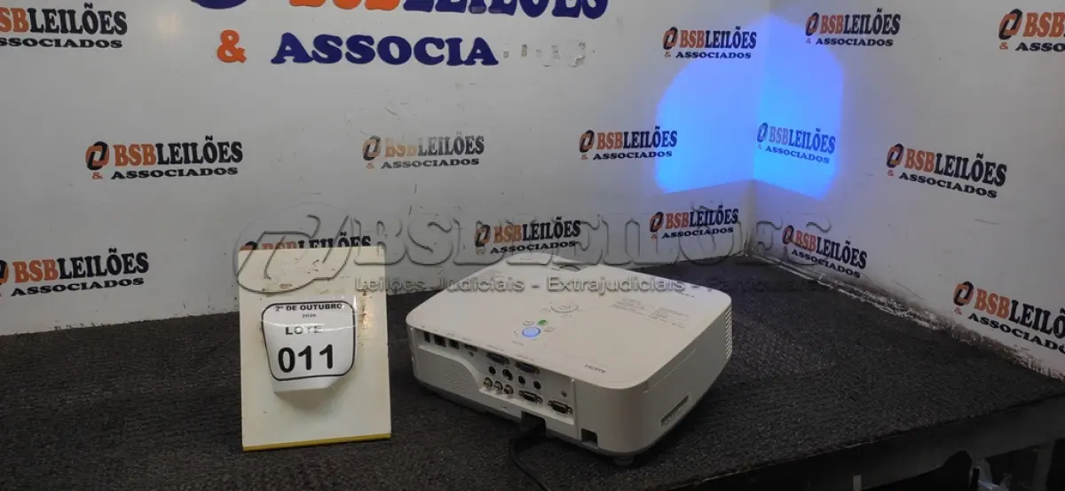 LOTE 011 - 01 PROJETOR MARCA BENQ SEM CABOS. (NO ESTADO) ATENÇÃO! FAZER A VISITAÇÃO ANTES DE ARREMATAR, NÃO SABEMOS SE FUNCIONA, LEILÃO NÃO TEM GARANTIA E NEM DEVOLUÇÃO, SUJEITO A POSSÍVEIS AVARIAS VISÍVEIS/OCULTAS E/OU AUSÊNCIA DE COMPONENTES.