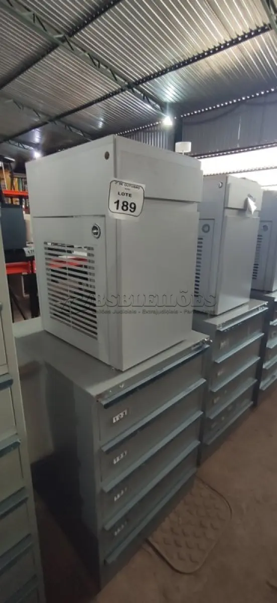LOTE 189 - 01 ARQUIVO BAIXO DE AÇO COM 05 GAVETAS E 01 ARMÁRIO BAIXO COM 01 GAVETA E SUPORTE PARA CPU. (NO ESTADO) ATENÇÃO! FAZER A VISITAÇÃO ANTES DE ARREMATAR, NÃO SABEMOS SE FUNCIONA, LEILÃO NÃO TEM GARANTIA E NEM DEVOLUÇÃO, SUJEITO A POSSÍVEIS AVARIAS VISÍVEIS/OCULTAS E/OU AUSÊNCIA DE COMPONENTES.