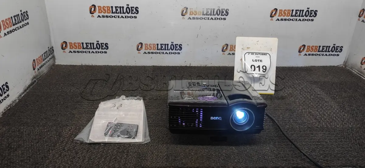 LOTE 019 - 01 PROJETOR MARCA BENQ SEM CABOS. (NO ESTADO) ATENÇÃO! FAZER A VISITAÇÃO ANTES DE ARREMATAR, NÃO SABEMOS SE FUNCIONA, LEILÃO NÃO TEM GARANTIA E NEM DEVOLUÇÃO, SUJEITO A POSSÍVEIS AVARIAS VISÍVEIS/OCULTAS E/OU AUSÊNCIA DE COMPONENTES.