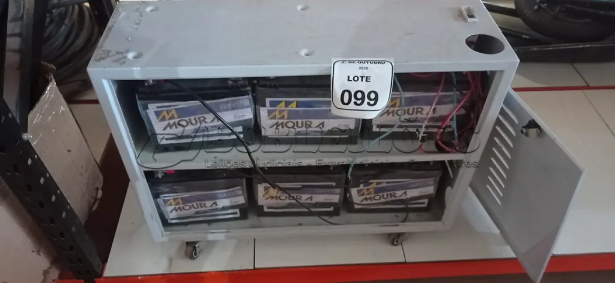 LOTE 099 - 01 BANCO DE BATERIAS COM 06 BATERIAS ESTACIONARIAS MARCA MOURA. (NO ESTADO) ATENÇÃO! FAZER A VISITAÇÃO ANTES DE ARREMATAR, NÃO SABEMOS SE FUNCIONA, LEILÃO NÃO TEM GARANTIA E NEM DEVOLUÇÃO, SUJEITO A POSSÍVEIS AVARIAS VISÍVEIS/OCULTAS E/OU AUSÊNCIA DE COMPONENTES.