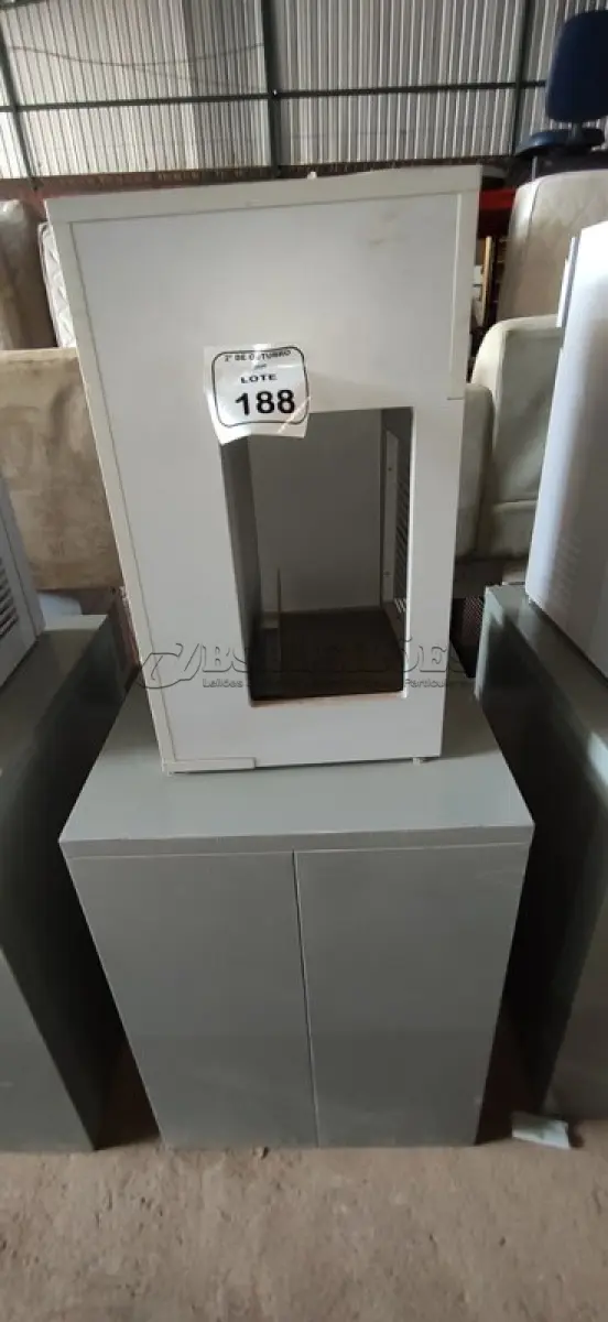 LOTE 188 - 01 ARQUIVO BAIXO DE AÇO COM 05 GAVETAS E 01 ARMÁRIO BAIXO COM 01 GAVETA E SUPORTE PARA CPU. (NO ESTADO) ATENÇÃO! FAZER A VISITAÇÃO ANTES DE ARREMATAR, NÃO SABEMOS SE FUNCIONA, LEILÃO NÃO TEM GARANTIA E NEM DEVOLUÇÃO, SUJEITO A POSSÍVEIS AVARIAS VISÍVEIS/OCULTAS E/OU AUSÊNCIA DE COMPONENTES.
