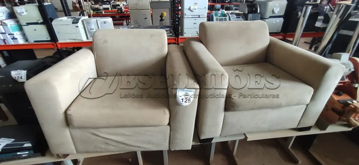 LOTE 125 - 02 POLTRONAS ESTOFADAS NA COR BEGE. (NO ESTADO) ATENÇÃO! FAZER A VISITAÇÃO ANTES DE ARREMATAR, NÃO SABEMOS SE FUNCIONA, LEILÃO NÃO TEM GARANTIA E NEM DEVOLUÇÃO, SUJEITO A POSSÍVEIS AVARIAS VISÍVEIS/OCULTAS E/OU AUSÊNCIA DE COMPONENTES.