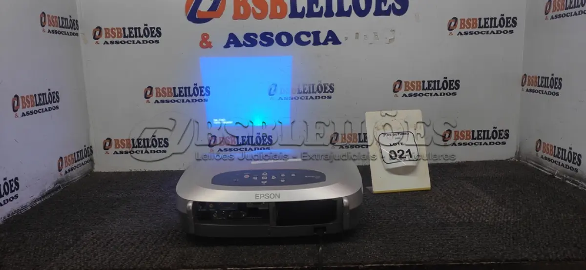 LOTE 021 - 01 PROJETOR MARCA EPSON SEM CABOS. (NO ESTADO) ATENÇÃO! FAZER A VISITAÇÃO ANTES DE ARREMATAR, NÃO SABEMOS SE FUNCIONA, LEILÃO NÃO TEM GARANTIA E NEM DEVOLUÇÃO, SUJEITO A POSSÍVEIS AVARIAS VISÍVEIS/OCULTAS E/OU AUSÊNCIA DE COMPONENTES.