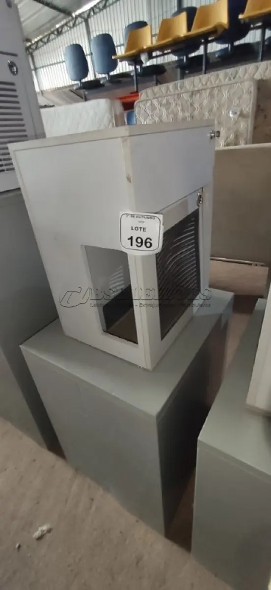 LOTE 196 - 01 ARQUIVO BAIXO DE AÇO COM 05 GAVETAS E 01 ARMÁRIO BAIXO COM 01 GAVETA E SUPORTE PARA CPU. (NO ESTADO) ATENÇÃO! FAZER A VISITAÇÃO ANTES DE ARREMATAR, NÃO SABEMOS SE FUNCIONA, LEILÃO NÃO TEM GARANTIA E NEM DEVOLUÇÃO, SUJEITO A POSSÍVEIS AVARIAS VISÍVEIS/OCULTAS E/OU AUSÊNCIA DE COMPONENTES.