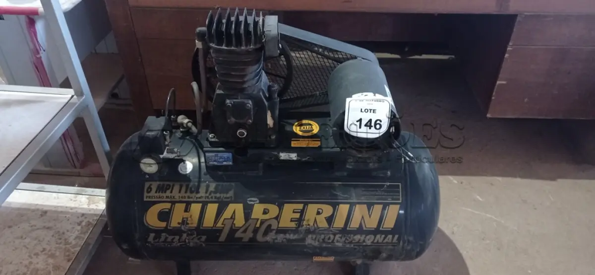 LOTE 146 - 01 COMPRESSOR DE AR PROFISSIONAL 6MPI 110L 1,5HP 140IBS MARCA CHIAPERINI. (NO ESTADO) ATENÇÃO! FAZER A VISITAÇÃO ANTES DE ARREMATAR, NÃO SABEMOS SE FUNCIONA, LEILÃO NÃO TEM GARANTIA E NEM DEVOLUÇÃO, SUJEITO A POSSÍVEIS AVARIAS VISÍVEIS/OCULTAS E/OU AUSÊNCIA DE COMPONENTES.