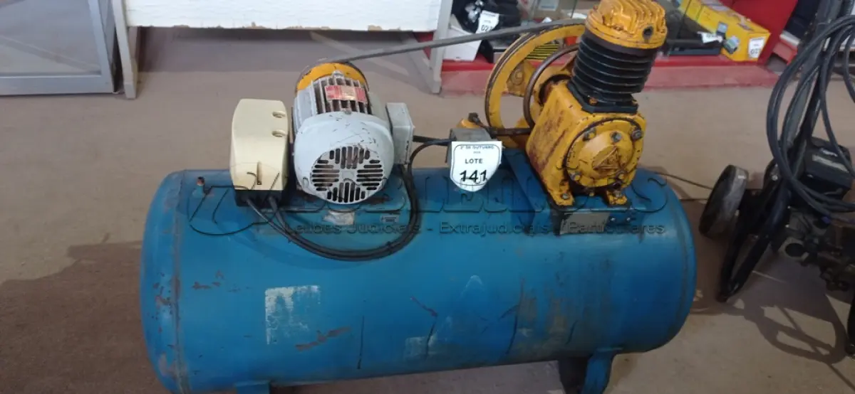 LOTE 141 - 01 COMPRESSOR DE AR PROFISSIONAL MARCA SIEMENS COM MOTOR WEG MODELO 90S786 DE 60HZ 2 CV 1720 RPM. (NO ESTADO) ATENÇÃO! FAZER A VISITAÇÃO ANTES DE ARREMATAR, NÃO SABEMOS SE FUNCIONA, LEILÃO NÃO TEM GARANTIA E NEM DEVOLUÇÃO, SUJEITO A POSSÍVEIS AVARIAS VISÍVEIS/OCULTAS E/OU AUSÊNCIA DE COMPONENTES.
