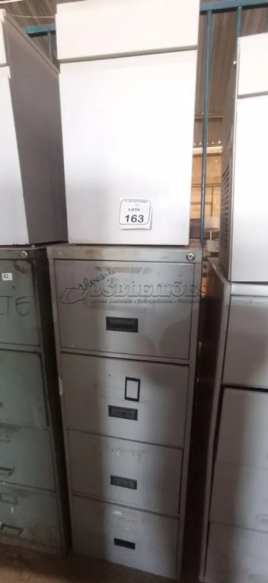 LOTE 163 - 01 ARQUIVO DE AÇO COM 04 GAVETAS EM AÇO E 01 ARMÁRIO BAIXO COM 01 GAVETA E SUPORTE PARA CPU. (NO ESTADO) ATENÇÃO! FAZER A VISITAÇÃO ANTES DE ARREMATAR, NÃO SABEMOS SE FUNCIONA, LEILÃO NÃO TEM GARANTIA E NEM DEVOLUÇÃO, SUJEITO A POSSÍVEIS AVARIAS VISÍVEIS/OCULTAS E/OU AUSÊNCIA DE COMPONENTES.