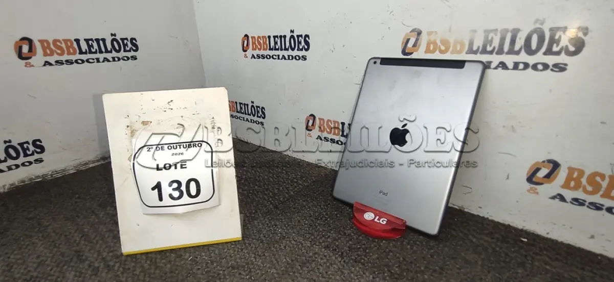 LOTE 130 - 01 IPAD AIR DE 1° GERAÇÃO APPLE SEM CARREGADOR. (NO ESTADO) ATENÇÃO! FAZER A VISITAÇÃO ANTES DE ARREMATAR, NÃO SABEMOS SE FUNCIONA, LEILÃO NÃO TEM GARANTIA E NEM DEVOLUÇÃO, SUJEITO A POSSÍVEIS AVARIAS VISÍVEIS/OCULTAS E/OU AUSÊNCIA DE COMPONENTES.