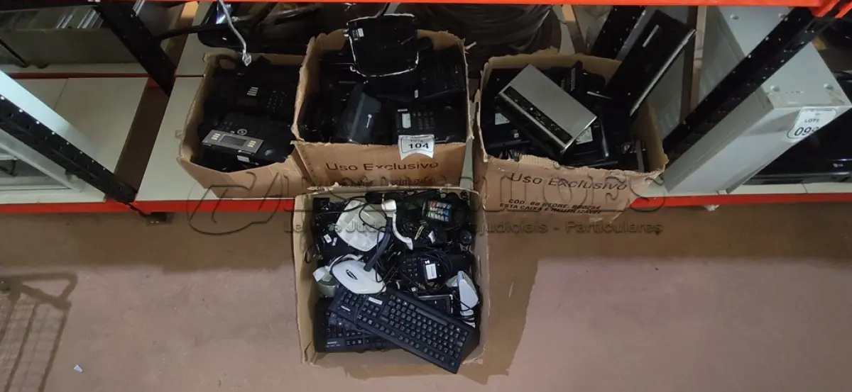 LOTE 104 - 01 LOTE COM GRANDE QUANTIDADE DE TECLADOS DE PC, LEITORES DE CÓDIGO DE BARRAS, APARELHOS DE TELEFONE FIXO E ELETRÔNICOS DIVERSOS. (NO ESTADO) ATENÇÃO! FAZER A VISITAÇÃO ANTES DE ARREMATAR, NÃO SABEMOS SE FUNCIONA, LEILÃO NÃO TEM GARANTIA E NEM DEVOLUÇÃO, SUJEITO A POSSÍVEIS AVARIAS VISÍVEIS/OCULTAS E/OU AUSÊNCIA DE COMPONENTES.
