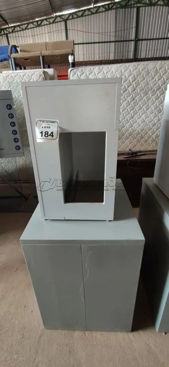 LOTE 184 - 01 ARQUIVO BAIXO DE AÇO COM 05 GAVETAS E 01 ARMÁRIO BAIXO COM 01 GAVETA E SUPORTE PARA CPU. (NO ESTADO) ATENÇÃO! FAZER A VISITAÇÃO ANTES DE ARREMATAR, NÃO SABEMOS SE FUNCIONA, LEILÃO NÃO TEM GARANTIA E NEM DEVOLUÇÃO, SUJEITO A POSSÍVEIS AVARIAS VISÍVEIS/OCULTAS E/OU AUSÊNCIA DE COMPONENTES.