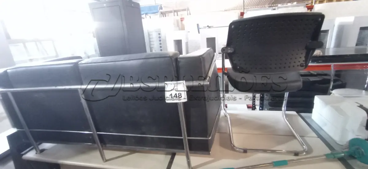 LOTE 148 - 01 SOFÁ DE ESPERA DE 02 LUGARES NA COR PRETA E 01 CADEIRA DE PÉS FIXOS. (NO ESTADO) ATENÇÃO! FAZER A VISITAÇÃO ANTES DE ARREMATAR, NÃO SABEMOS SE FUNCIONA, LEILÃO NÃO TEM GARANTIA E NEM DEVOLUÇÃO, SUJEITO A POSSÍVEIS AVARIAS VISÍVEIS/OCULTAS E/OU AUSÊNCIA DE COMPONENTES.
