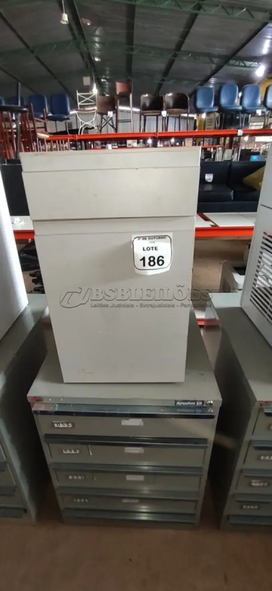 LOTE 186 - 01 ARQUIVO BAIXO DE AÇO COM 05 GAVETAS E 01 ARMÁRIO BAIXO COM 01 GAVETA E SUPORTE PARA CPU. (NO ESTADO) ATENÇÃO! FAZER A VISITAÇÃO ANTES DE ARREMATAR, NÃO SABEMOS SE FUNCIONA, LEILÃO NÃO TEM GARANTIA E NEM DEVOLUÇÃO, SUJEITO A POSSÍVEIS AVARIAS VISÍVEIS/OCULTAS E/OU AUSÊNCIA DE COMPONENTES.