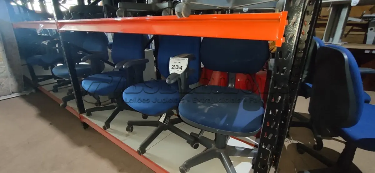 LOTE 234 - 03 CADEIRAS DE ESCRITÓRIO GIRATÓRIAS. (NO ESTADO) ATENÇÃO! FAZER A VISITAÇÃO ANTES DE ARREMATAR, NÃO SABEMOS SE FUNCIONA, LEILÃO NÃO TEM GARANTIA E NEM DEVOLUÇÃO, SUJEITO A POSSÍVEIS AVARIAS VISÍVEIS/OCULTAS E/OU AUSÊNCIA DE COMPONENTES.