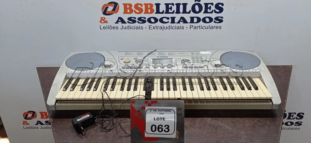 LOTE 063 - 01 TECLADO MUSICAL MODELO PSR-275 MARCA YAMAHA. (NO ESTADO) ATENÇÃO! FAZER A VISITAÇÃO ANTES DE ARREMATAR, NÃO SABEMOS SE FUNCIONA, LEILÃO NÃO TEM GARANTIA E NEM DEVOLUÇÃO, SUJEITO A POSSÍVEIS AVARIAS VISÍVEIS/OCULTAS E/OU AUSÊNCIA DE COMPONENTES.