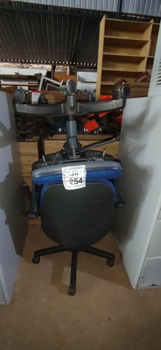 LOTE 254 - 02 CADEIRAS DE ESCRITÓRIO GIRATÓRIA. (NO ESTADO) ATENÇÃO! FAZER A VISITAÇÃO ANTES DE ARREMATAR, NÃO SABEMOS SE FUNCIONA, LEILÃO NÃO TEM GARANTIA E NEM DEVOLUÇÃO, SUJEITO A POSSÍVEIS AVARIAS VISÍVEIS/OCULTAS E/OU AUSÊNCIA DE COMPONENTES.