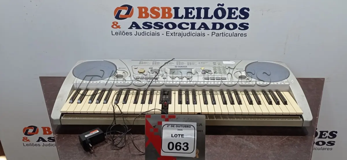 LOTE 063 - 01 TECLADO MUSICAL MODELO PSR-275 MARCA YAMAHA. (NO ESTADO) ATENÇÃO! FAZER A VISITAÇÃO ANTES DE ARREMATAR, NÃO SABEMOS SE FUNCIONA, LEILÃO NÃO TEM GARANTIA E NEM DEVOLUÇÃO, SUJEITO A POSSÍVEIS AVARIAS VISÍVEIS/OCULTAS E/OU AUSÊNCIA DE COMPONENTES.