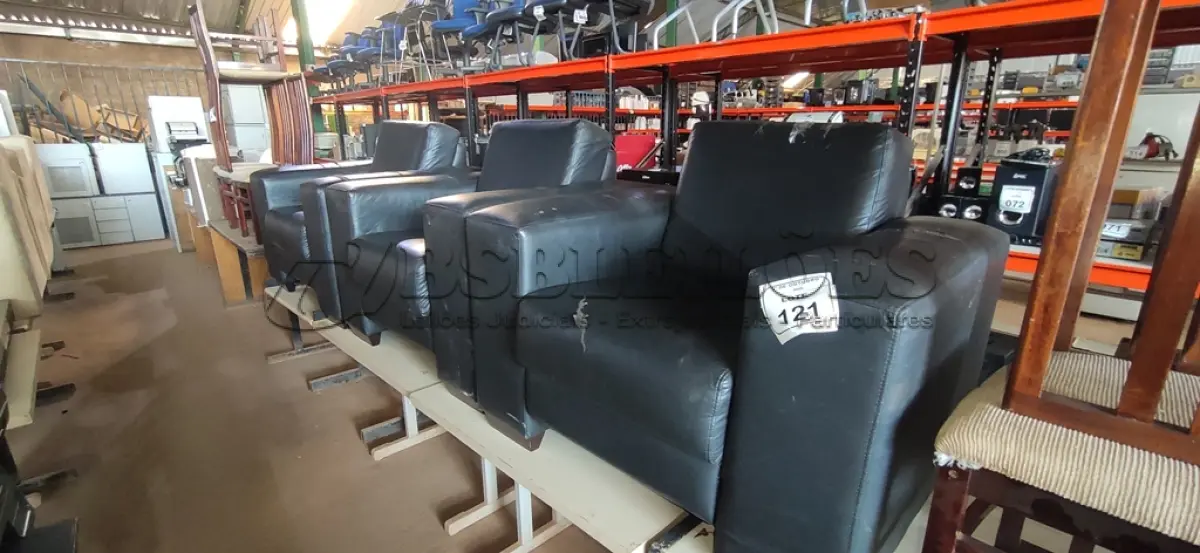 LOTE 121 - 03 POLTRONAS EM COURINO NA COR PRETA. (NO ESTADO) ATENÇÃO! FAZER A VISITAÇÃO ANTES DE ARREMATAR, NÃO SABEMOS SE FUNCIONA, LEILÃO NÃO TEM GARANTIA E NEM DEVOLUÇÃO, SUJEITO A POSSÍVEIS AVARIAS VISÍVEIS/OCULTAS E/OU AUSÊNCIA DE COMPONENTES.