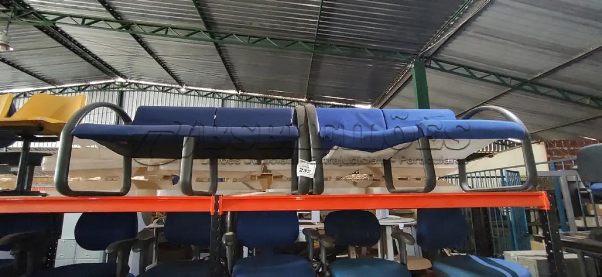 LOTE 232 - 02 POLTRONAS DE 02 LUGARES. (NO ESTADO) ATENÇÃO! FAZER A VISITAÇÃO ANTES DE ARREMATAR, NÃO SABEMOS SE FUNCIONA, LEILÃO NÃO TEM GARANTIA E NEM DEVOLUÇÃO, SUJEITO A POSSÍVEIS AVARIAS VISÍVEIS/OCULTAS E/OU AUSÊNCIA DE COMPONENTES.