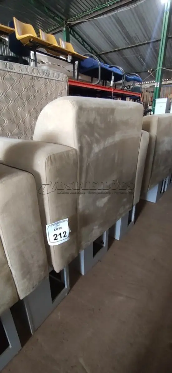 LOTE 212 - 01 POLTRONA E 02 ARMÁRIOS BAIXOS COM 01 GAVETA E SUPORTE PARA CPU. (NO ESTADO) ATENÇÃO! FAZER A VISITAÇÃO ANTES DE ARREMATAR, NÃO SABEMOS SE FUNCIONA, LEILÃO NÃO TEM GARANTIA E NEM DEVOLUÇÃO, SUJEITO A POSSÍVEIS AVARIAS VISÍVEIS/OCULTAS E/OU AUSÊNCIA DE COMPONENTES.