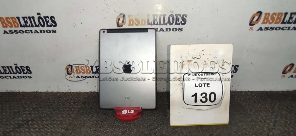 LOTE 130 - 01 IPAD AIR DE 1° GERAÇÃO APPLE SEM CARREGADOR. (NO ESTADO) ATENÇÃO! FAZER A VISITAÇÃO ANTES DE ARREMATAR, NÃO SABEMOS SE FUNCIONA, LEILÃO NÃO TEM GARANTIA E NEM DEVOLUÇÃO, SUJEITO A POSSÍVEIS AVARIAS VISÍVEIS/OCULTAS E/OU AUSÊNCIA DE COMPONENTES.