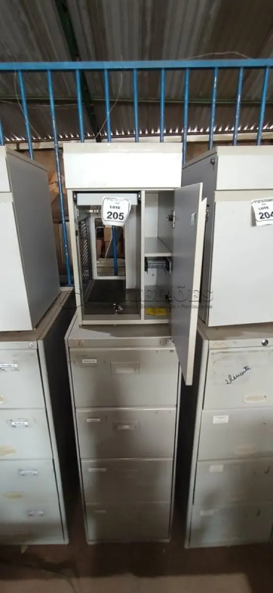 LOTE 205 - 01 ARQUIVO DE AÇO COM 04 GAVETAS E 01 ARMÁRIO BAIXO COM 01 GAVETA E SUPORTE PARA CPU. (NO ESTADO) ATENÇÃO! FAZER A VISITAÇÃO ANTES DE ARREMATAR, NÃO SABEMOS SE FUNCIONA, LEILÃO NÃO TEM GARANTIA E NEM DEVOLUÇÃO, SUJEITO A POSSÍVEIS AVARIAS VISÍVEIS/OCULTAS E/OU AUSÊNCIA DE COMPONENTES.
