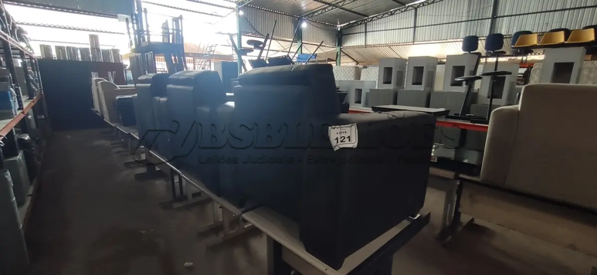 LOTE 121 - 03 POLTRONAS EM COURINO NA COR PRETA. (NO ESTADO) ATENÇÃO! FAZER A VISITAÇÃO ANTES DE ARREMATAR, NÃO SABEMOS SE FUNCIONA, LEILÃO NÃO TEM GARANTIA E NEM DEVOLUÇÃO, SUJEITO A POSSÍVEIS AVARIAS VISÍVEIS/OCULTAS E/OU AUSÊNCIA DE COMPONENTES.