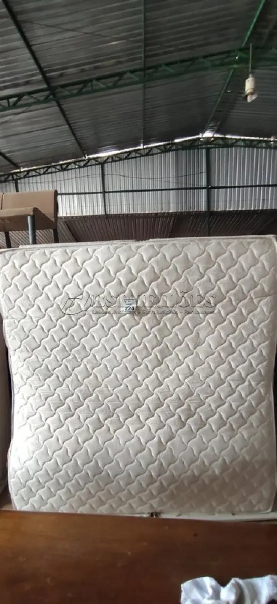 LOTE 224 - 01 COLCHÃO DE CASAL E 02 BASES. (NO ESTADO) ATENÇÃO! FAZER A VISITAÇÃO ANTES DE ARREMATAR, NÃO SABEMOS SE FUNCIONA, LEILÃO NÃO TEM GARANTIA E NEM DEVOLUÇÃO, SUJEITO A POSSÍVEIS AVARIAS VISÍVEIS/OCULTAS E/OU AUSÊNCIA DE COMPONENTES.