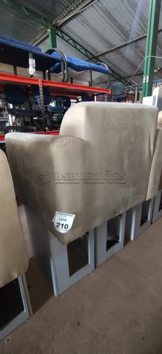 LOTE 210 - 01 POLTRONA E 02 ARMÁRIOS BAIXOS COM 01 GAVETA E SUPORTE PARA CPU. (NO ESTADO) ATENÇÃO! FAZER A VISITAÇÃO ANTES DE ARREMATAR, NÃO SABEMOS SE FUNCIONA, LEILÃO NÃO TEM GARANTIA E NEM DEVOLUÇÃO, SUJEITO A POSSÍVEIS AVARIAS VISÍVEIS/OCULTAS E/OU AUSÊNCIA DE COMPONENTES.