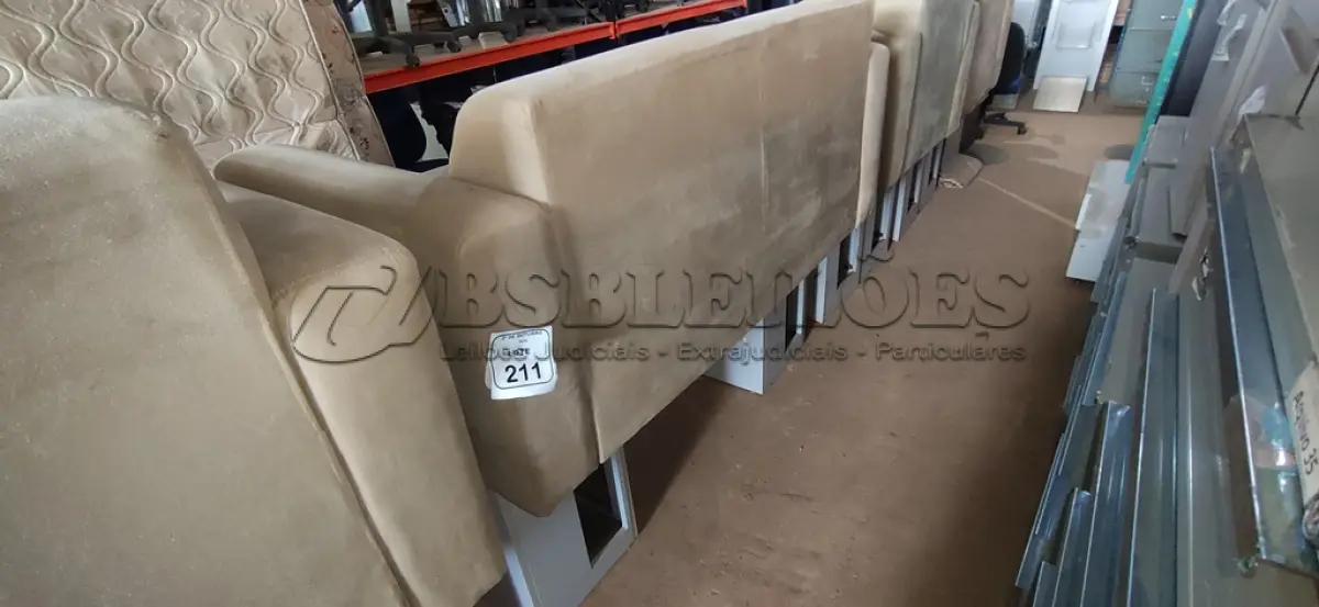 LOTE 211 - 01 SOFÁ DE 02 LUGARES E 02 ARMÁRIOS BAIXOS COM 01 GAVETA E SUPORTE PARA CPU. (NO ESTADO) ATENÇÃO! FAZER A VISITAÇÃO ANTES DE ARREMATAR, NÃO SABEMOS SE FUNCIONA, LEILÃO NÃO TEM GARANTIA E NEM DEVOLUÇÃO, SUJEITO A POSSÍVEIS AVARIAS VISÍVEIS/OCULTAS E/OU AUSÊNCIA DE COMPONENTES.