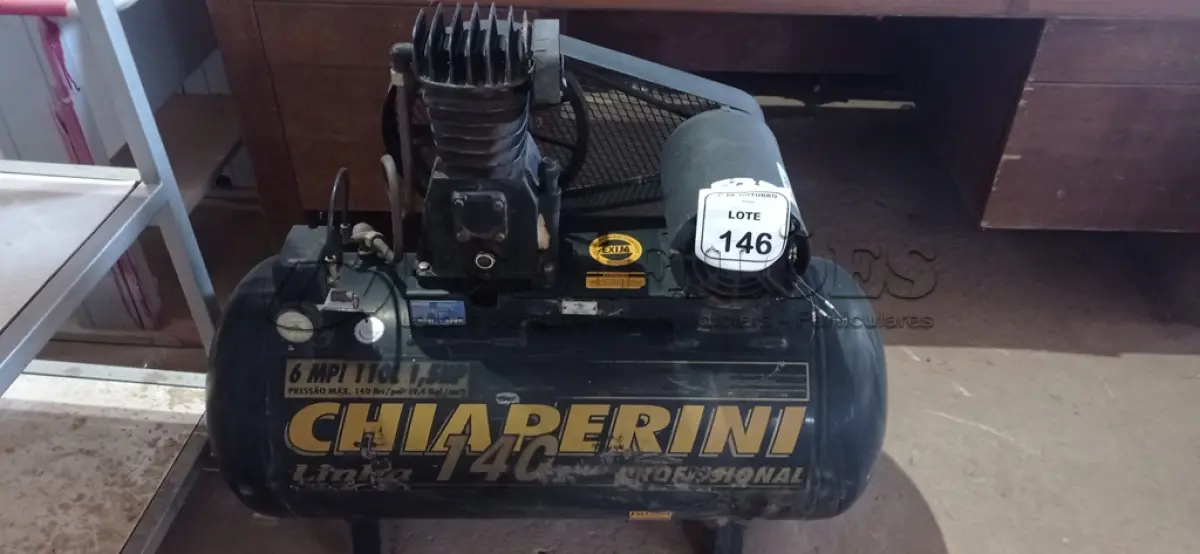 LOTE 146 - 01 COMPRESSOR DE AR PROFISSIONAL 6MPI 110L 1,5HP 140IBS MARCA CHIAPERINI. (NO ESTADO) ATENÇÃO! FAZER A VISITAÇÃO ANTES DE ARREMATAR, NÃO SABEMOS SE FUNCIONA, LEILÃO NÃO TEM GARANTIA E NEM DEVOLUÇÃO, SUJEITO A POSSÍVEIS AVARIAS VISÍVEIS/OCULTAS E/OU AUSÊNCIA DE COMPONENTES.
