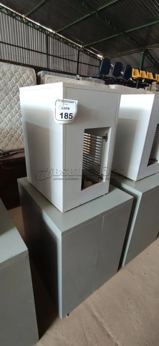 LOTE 185 - 01 ARQUIVO BAIXO DE AÇO COM 05 GAVETAS E 01 ARMÁRIO BAIXO COM 01 GAVETA E SUPORTE PARA CPU. (NO ESTADO) ATENÇÃO! FAZER A VISITAÇÃO ANTES DE ARREMATAR, NÃO SABEMOS SE FUNCIONA, LEILÃO NÃO TEM GARANTIA E NEM DEVOLUÇÃO, SUJEITO A POSSÍVEIS AVARIAS VISÍVEIS/OCULTAS E/OU AUSÊNCIA DE COMPONENTES.