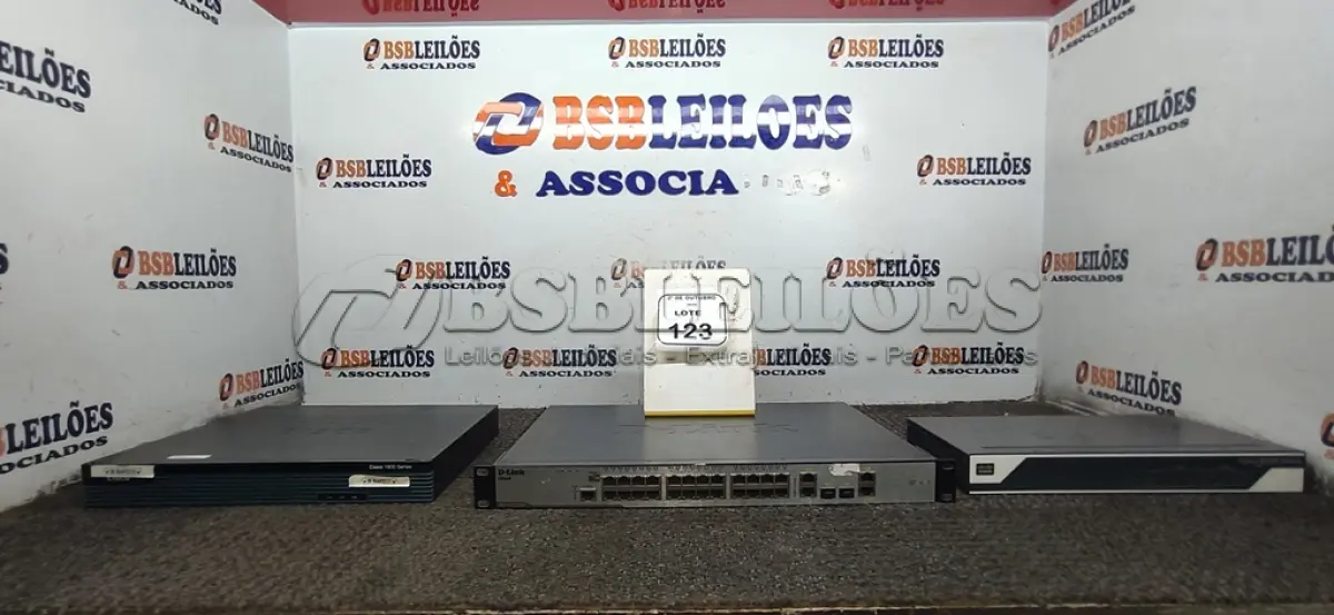LOTE 123 - 01 SWITCH MARCA D-LINK E 02 ROTEADORES MODELOS DIVERSOS MARCA CISCO. (NO ESTADO) ATENÇÃO! FAZER A VISITAÇÃO ANTES DE ARREMATAR, NÃO SABEMOS SE FUNCIONA, LEILÃO NÃO TEM GARANTIA E NEM DEVOLUÇÃO, SUJEITO A POSSÍVEIS AVARIAS VISÍVEIS/OCULTAS E/OU AUSÊNCIA DE COMPONENTES.