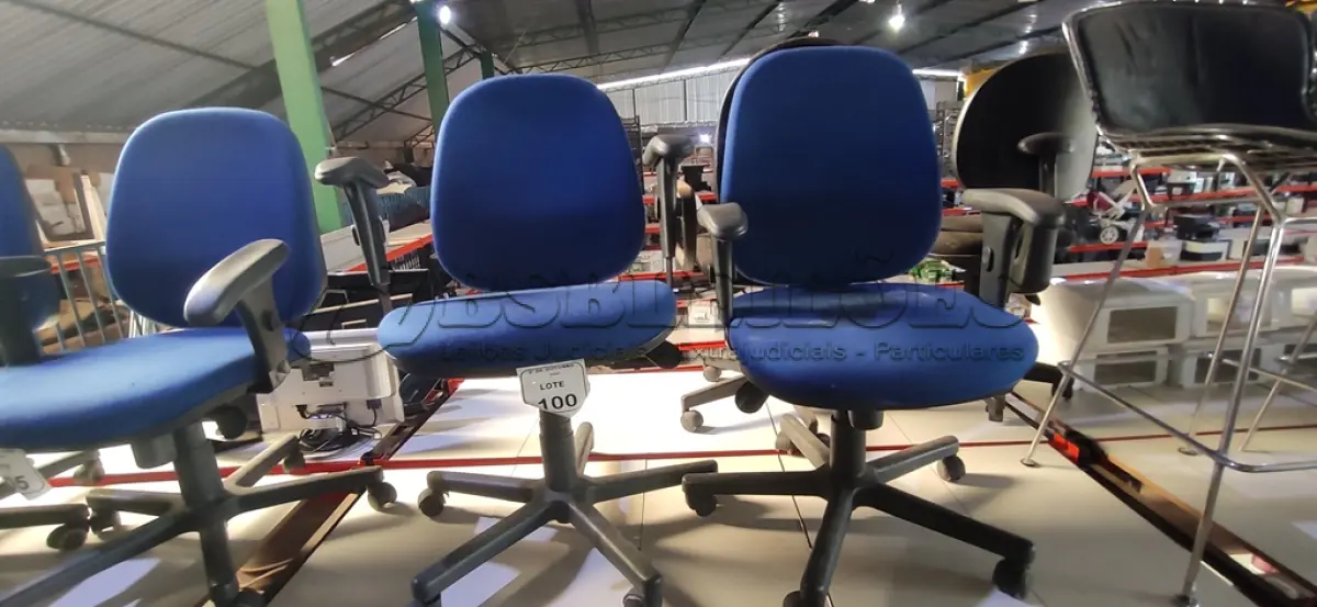 LOTE 100 - 02 CADEIRAS DE ESCRITÓRIO GIRATÓRIAS. (NO ESTADO) ATENÇÃO! FAZER A VISITAÇÃO ANTES DE ARREMATAR, NÃO SABEMOS SE FUNCIONA, LEILÃO NÃO TEM GARANTIA E NEM DEVOLUÇÃO, SUJEITO A POSSÍVEIS AVARIAS VISÍVEIS/OCULTAS E/OU AUSÊNCIA DE COMPONENTES.
