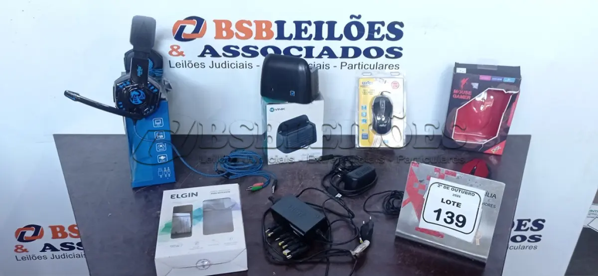 LOTE 139 - 01 FONTE UNIVERSAL MARCA ELGIN, 02 MOUSES, 01 DOCK STATION E 01 HEADSET GAMER MARCA FEASSO. (NO ESTADO) ATENÇÃO! FAZER A VISITAÇÃO ANTES DE ARREMATAR, NÃO SABEMOS SE FUNCIONA, LEILÃO NÃO TEM GARANTIA E NEM DEVOLUÇÃO, SUJEITO A POSSÍVEIS AVARIAS VISÍVEIS/OCULTAS E/OU AUSÊNCIA DE COMPONENTES.