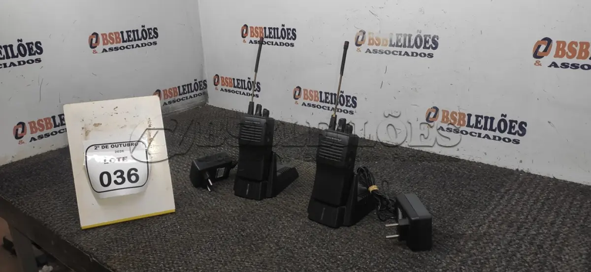 LOTE 036 - 02 RÁDIOS COMUNICADORES COM BASE DE CARREGADOR MARCA VÓRTEX STANDARD. (NO ESTADO) ATENÇÃO! FAZER A VISITAÇÃO ANTES DE ARREMATAR, NÃO SABEMOS SE FUNCIONA, LEILÃO NÃO TEM GARANTIA E NEM DEVOLUÇÃO, SUJEITO A POSSÍVEIS AVARIAS VISÍVEIS/OCULTAS E/OU AUSÊNCIA DE COMPONENTES.