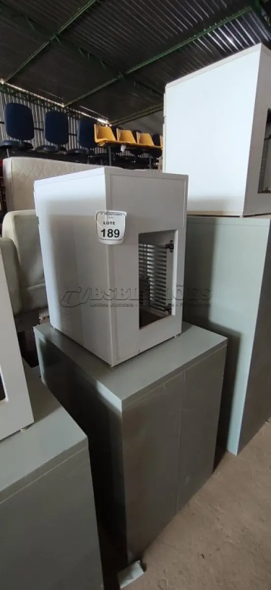 LOTE 189 - 01 ARQUIVO BAIXO DE AÇO COM 05 GAVETAS E 01 ARMÁRIO BAIXO COM 01 GAVETA E SUPORTE PARA CPU. (NO ESTADO) ATENÇÃO! FAZER A VISITAÇÃO ANTES DE ARREMATAR, NÃO SABEMOS SE FUNCIONA, LEILÃO NÃO TEM GARANTIA E NEM DEVOLUÇÃO, SUJEITO A POSSÍVEIS AVARIAS VISÍVEIS/OCULTAS E/OU AUSÊNCIA DE COMPONENTES.