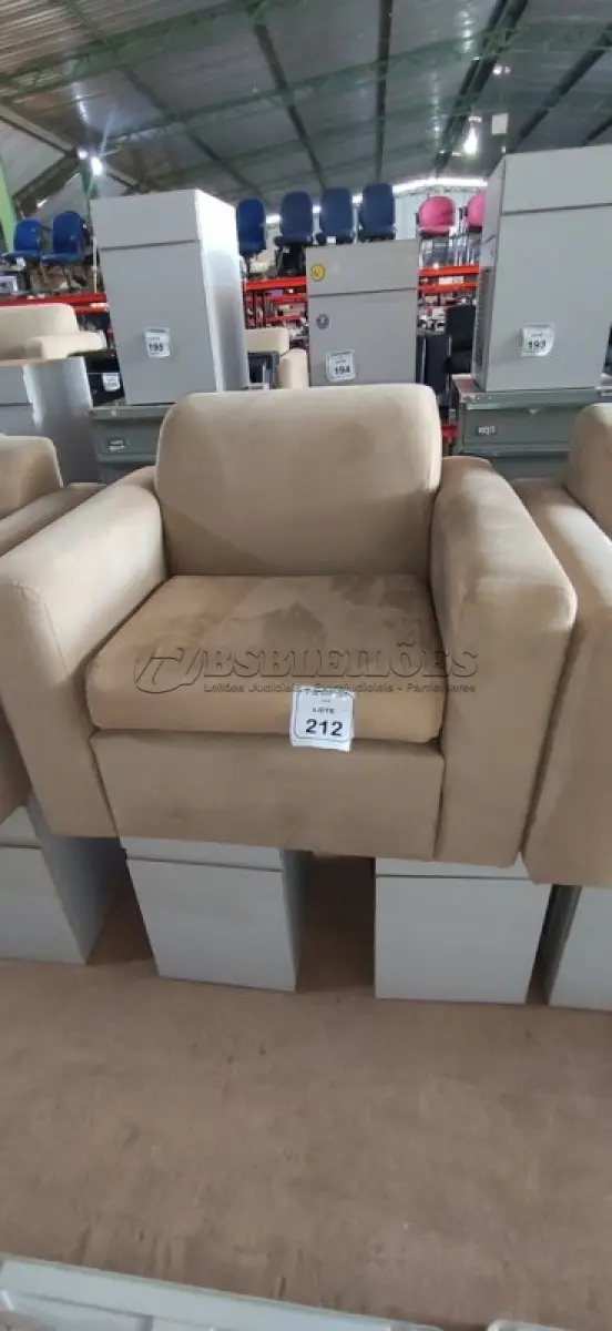 LOTE 212 - 01 POLTRONA E 02 ARMÁRIOS BAIXOS COM 01 GAVETA E SUPORTE PARA CPU. (NO ESTADO) ATENÇÃO! FAZER A VISITAÇÃO ANTES DE ARREMATAR, NÃO SABEMOS SE FUNCIONA, LEILÃO NÃO TEM GARANTIA E NEM DEVOLUÇÃO, SUJEITO A POSSÍVEIS AVARIAS VISÍVEIS/OCULTAS E/OU AUSÊNCIA DE COMPONENTES.