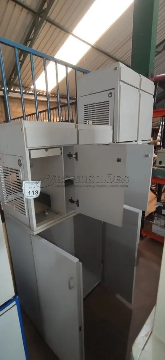 LOTE 113 - 02 ARMÁRIOS BAIXOS COM 01 GAVETA E SUPORTE PARA CPU E 01 ARMÁRIO BAIXO COM 02 PORTAS EM MADEIRA. (NO ESTADO) ATENÇÃO! FAZER A VISITAÇÃO ANTES DE ARREMATAR, NÃO SABEMOS SE FUNCIONA, LEILÃO NÃO TEM GARANTIA E NEM DEVOLUÇÃO, SUJEITO A POSSÍVEIS AVARIAS VISÍVEIS/OCULTAS E/OU AUSÊNCIA DE COMPONENTES.