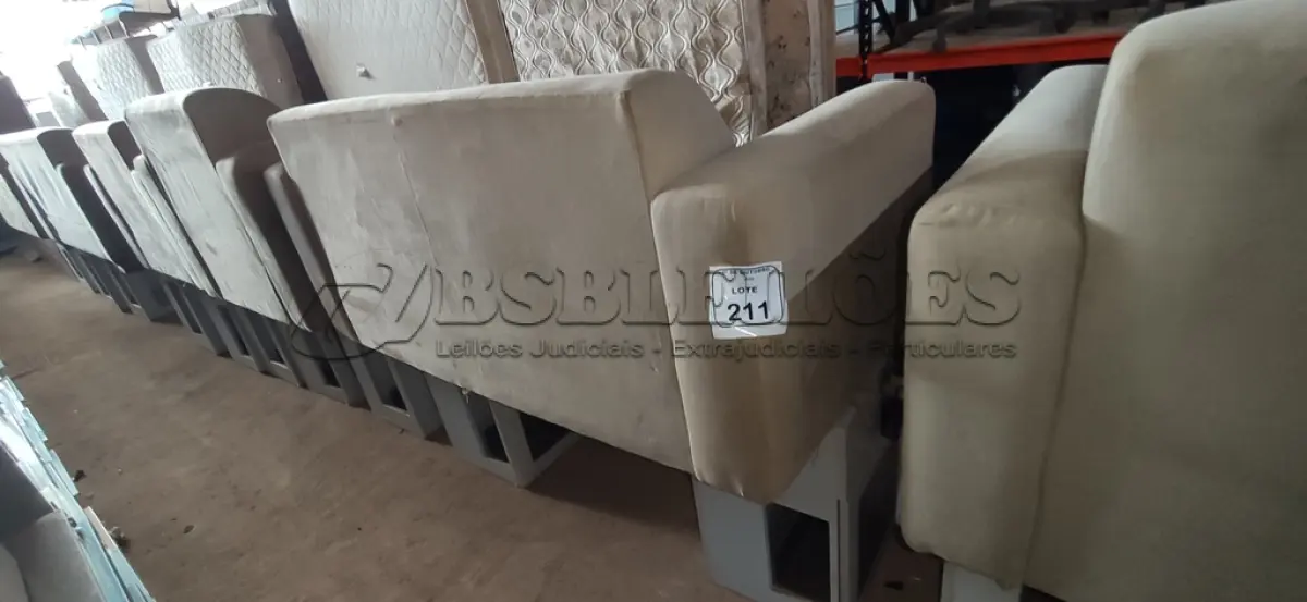 LOTE 211 - 01 SOFÁ DE 02 LUGARES E 02 ARMÁRIOS BAIXOS COM 01 GAVETA E SUPORTE PARA CPU. (NO ESTADO) ATENÇÃO! FAZER A VISITAÇÃO ANTES DE ARREMATAR, NÃO SABEMOS SE FUNCIONA, LEILÃO NÃO TEM GARANTIA E NEM DEVOLUÇÃO, SUJEITO A POSSÍVEIS AVARIAS VISÍVEIS/OCULTAS E/OU AUSÊNCIA DE COMPONENTES.