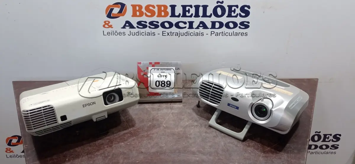 LOTE 089 - 02 PROJETORES MARCA EPSON SEM CABOS. (NO ESTADO) ATENÇÃO! FAZER A VISITAÇÃO ANTES DE ARREMATAR, NÃO SABEMOS SE FUNCIONA, LEILÃO NÃO TEM GARANTIA E NEM DEVOLUÇÃO, SUJEITO A POSSÍVEIS AVARIAS VISÍVEIS/OCULTAS E/OU AUSÊNCIA DE COMPONENTES.