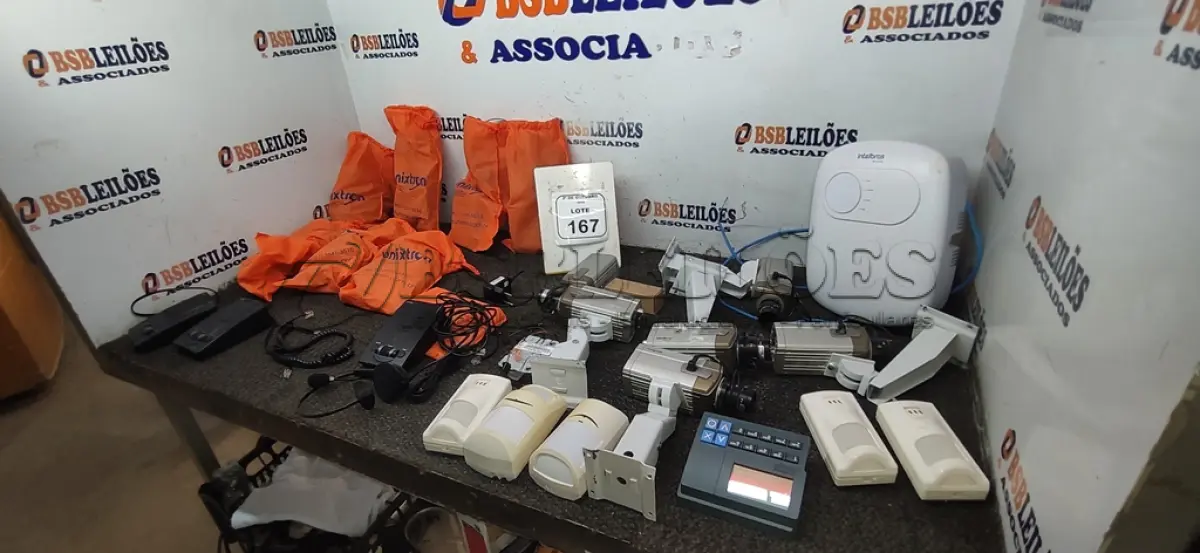 LOTE 167 - 01 LOTE COM BASE AMPLIFICADORA PARA HEADSET, HEADSETS, CÂMERAS DE SEGURANÇA E 01 FONTE DE ALIMENTAÇÃO ININTERRUPTA MODELO FA 1220S. (NO ESTADO) ATENÇÃO! FAZER A VISITAÇÃO ANTES DE ARREMATAR, NÃO SABEMOS SE FUNCIONA, LEILÃO NÃO TEM GARANTIA E NEM DEVOLUÇÃO, SUJEITO A POSSÍVEIS AVARIAS VISÍVEIS/OCULTAS E/OU AUSÊNCIA DE COMPONENTES.
