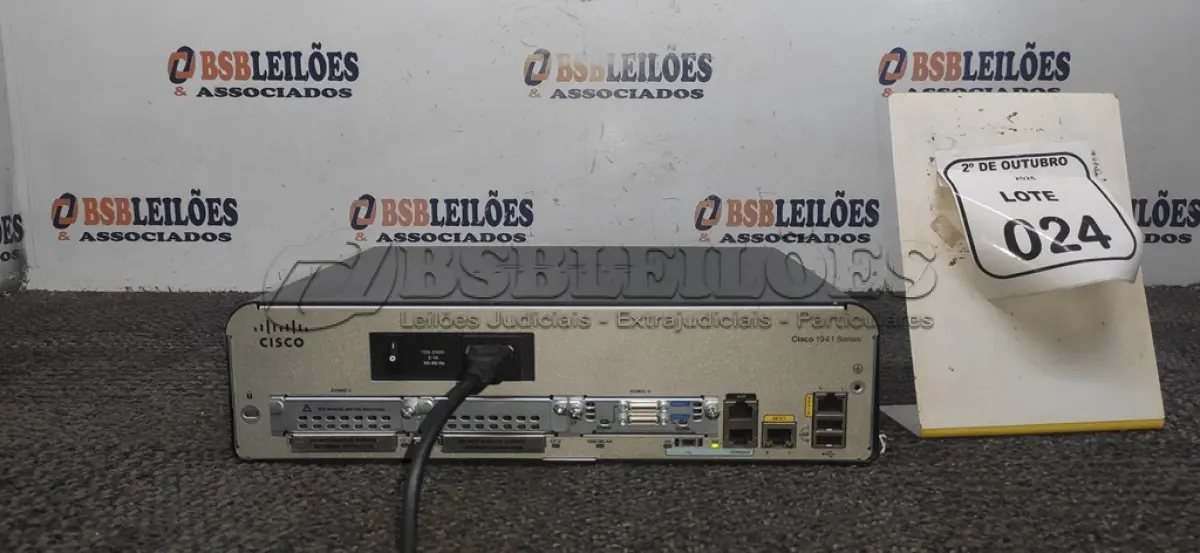 LOTE 024 - 01 ROTEADOR MODELO 1900 SERIES MARCA CISCO. (NO ESTADO) ATENÇÃO! FAZER A VISITAÇÃO ANTES DE ARREMATAR, NÃO SABEMOS SE FUNCIONA, LEILÃO NÃO TEM GARANTIA E NEM DEVOLUÇÃO, SUJEITO A POSSÍVEIS AVARIAS VISÍVEIS/OCULTAS E/OU AUSÊNCIA DE COMPONENTES.