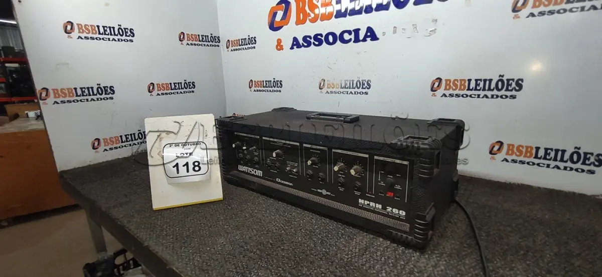 LOTE 118 - 01 CABEÇOTE DE AMPLIFICADOR MODELO NPRH WHATTSOM MARCA CICLOTRON. (NO ESTADO) ATENÇÃO! FAZER A VISITAÇÃO ANTES DE ARREMATAR, NÃO SABEMOS SE FUNCIONA, LEILÃO NÃO TEM GARANTIA E NEM DEVOLUÇÃO, SUJEITO A POSSÍVEIS AVARIAS VISÍVEIS/OCULTAS E/OU AUSÊNCIA DE COMPONENTES.