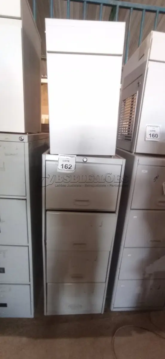 LOTE 162 - 01 ARQUIVO DE AÇO COM 04 GAVETAS EM AÇO E 01 ARMÁRIO BAIXO COM 01 GAVETA E SUPORTE PARA CPU. (NO ESTADO) ATENÇÃO! FAZER A VISITAÇÃO ANTES DE ARREMATAR, NÃO SABEMOS SE FUNCIONA, LEILÃO NÃO TEM GARANTIA E NEM DEVOLUÇÃO, SUJEITO A POSSÍVEIS AVARIAS VISÍVEIS/OCULTAS E/OU AUSÊNCIA DE COMPONENTES.